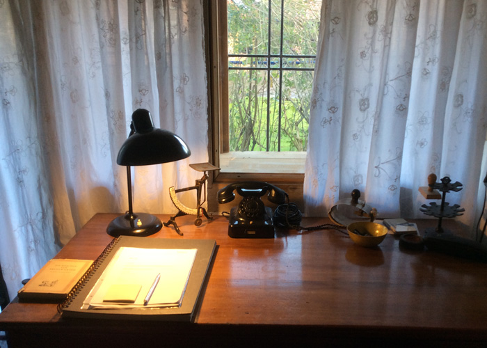 Schreibtisch mit Telefon